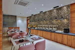 Desayuno buffet todos los días (con cargo)