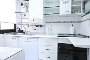 冷蔵庫、電子レンジ、オーブン、コンロ