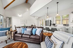 Televisión, chimenea, videojuegos y oficina 