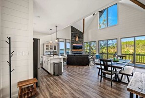 TV, peis, videospill og kontorer