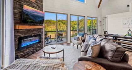 Private Pool & Hot Tub | Luxury Lake Theater