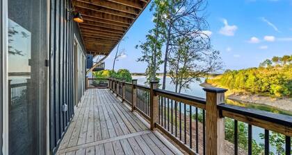 Lakefront! Private Pool / Hot Tub / Theatre Room