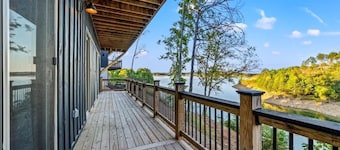Bearfoot Bungalow - Lakefront Paradise!
