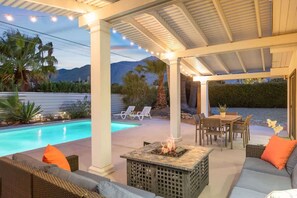Outdoor dining - Pet-Friendly Oasis with Private Pool in Palm (Palm Springs)