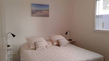 5 bedrooms, desk, iron/ironing board, travel crib