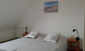 5 bedrooms, desk, iron/ironing board, travel cot
