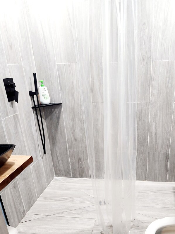 Dusche, Haartrockner, Handtücher, Seife