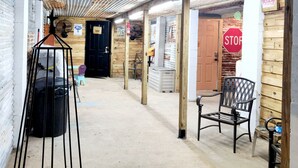 Un pasillo con techo rústico, paredes de madera y una señal de stop.