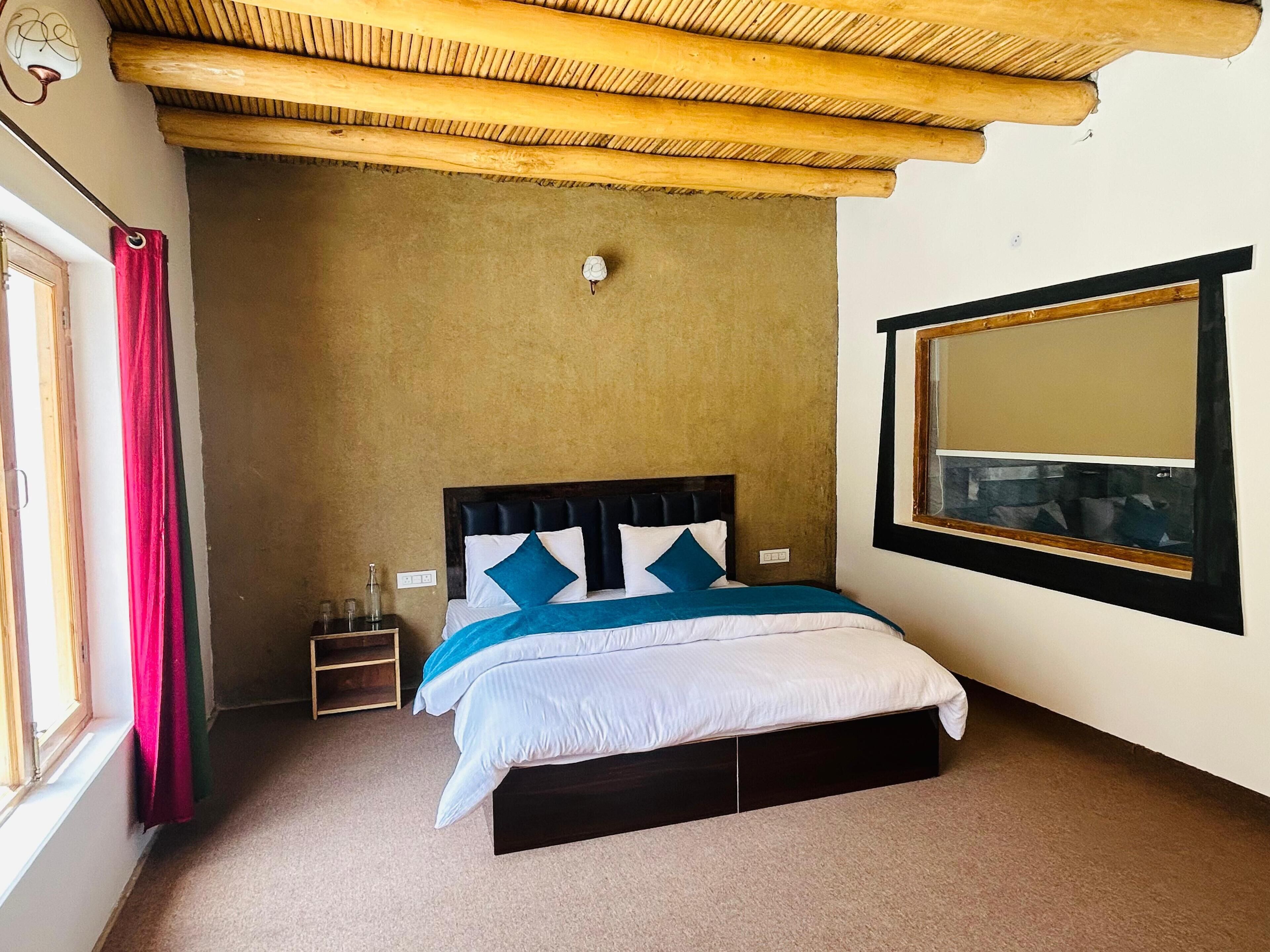 Une chambre à coucher avec un lit, une fenêtre et un miroir.