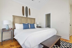 3 bedrooms, desk, iron/ironing board, travel crib - Urban Nomad | Modern DT Charleston House + Parking (Charleston)