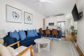 TV, offices - Urban Nomad | Modern DT Charleston House + Parking (Charleston)