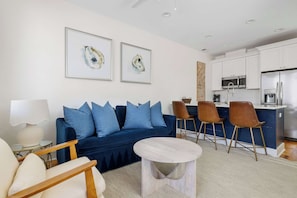 TV, offices - Urban Nomad | Modern DT Charleston House + Parking (Charleston)