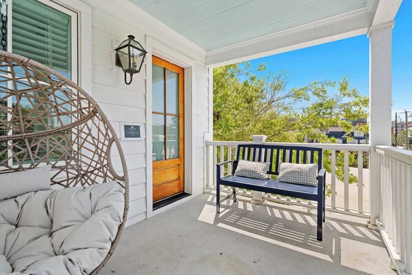 Terrace/patio - Urban Nomad | Modern DT Charleston House + Parking (Charleston)