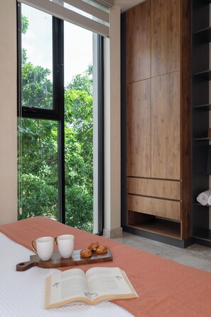 Tabla de planchar con plancha, wifi gratis y ropa de cama