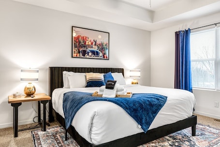 2 bedrooms, desk, iron/ironing board, free WiFi. Spacious Townhome Retreat