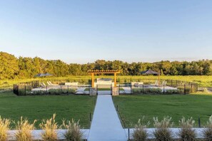 Property grounds - Luxury Escape | Fire Pit + Grill + Pool | Close to Town (Carmine)