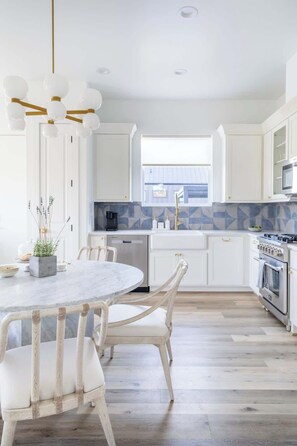 Fridge, microwave, oven, stovetop - Luxury Escape | Fire Pit + Grill + Pool | Close to Town (Carmine)