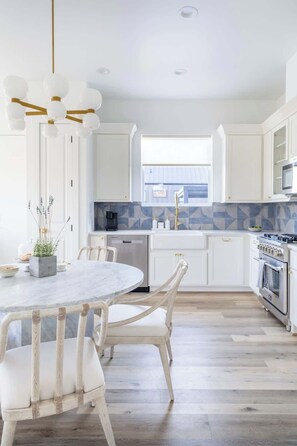 ثلاجة، ميكروويف، فرن، موقد طهي م�سطح