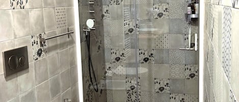 Bruser, miljøvenlige toiletartikler, hårtørrer, bidet