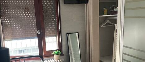 1 camera, ferro/asse da stiro, lenzuola