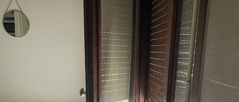 1 slaapkamer, een strijkplank/strijkijzer, beddengoed