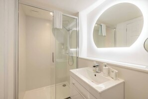 Douche, séchoir à cheveux, shampooing