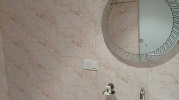 Deluxe Room | Bathroom