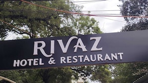 En skylt för RIVAZ HOTEL & RESTAURANT.
