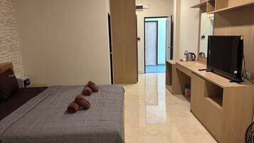 Superior appartement, uitzicht op zee | Een kluis op de kamer, een bureau, een laptopwerkplek