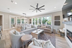 TV, caminetto, monitor per computer