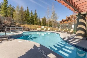 حمّام سباحة مُدفَّأ