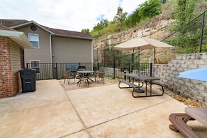 Outdoor dining - Vineyards Escape near The Strip and SDC (Branson)