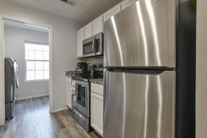Refrigerador, microondas, horno y parrilla de estufa 