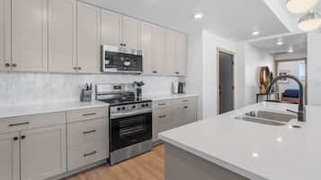 Coffee/tea maker, fridge, microwave, oven
