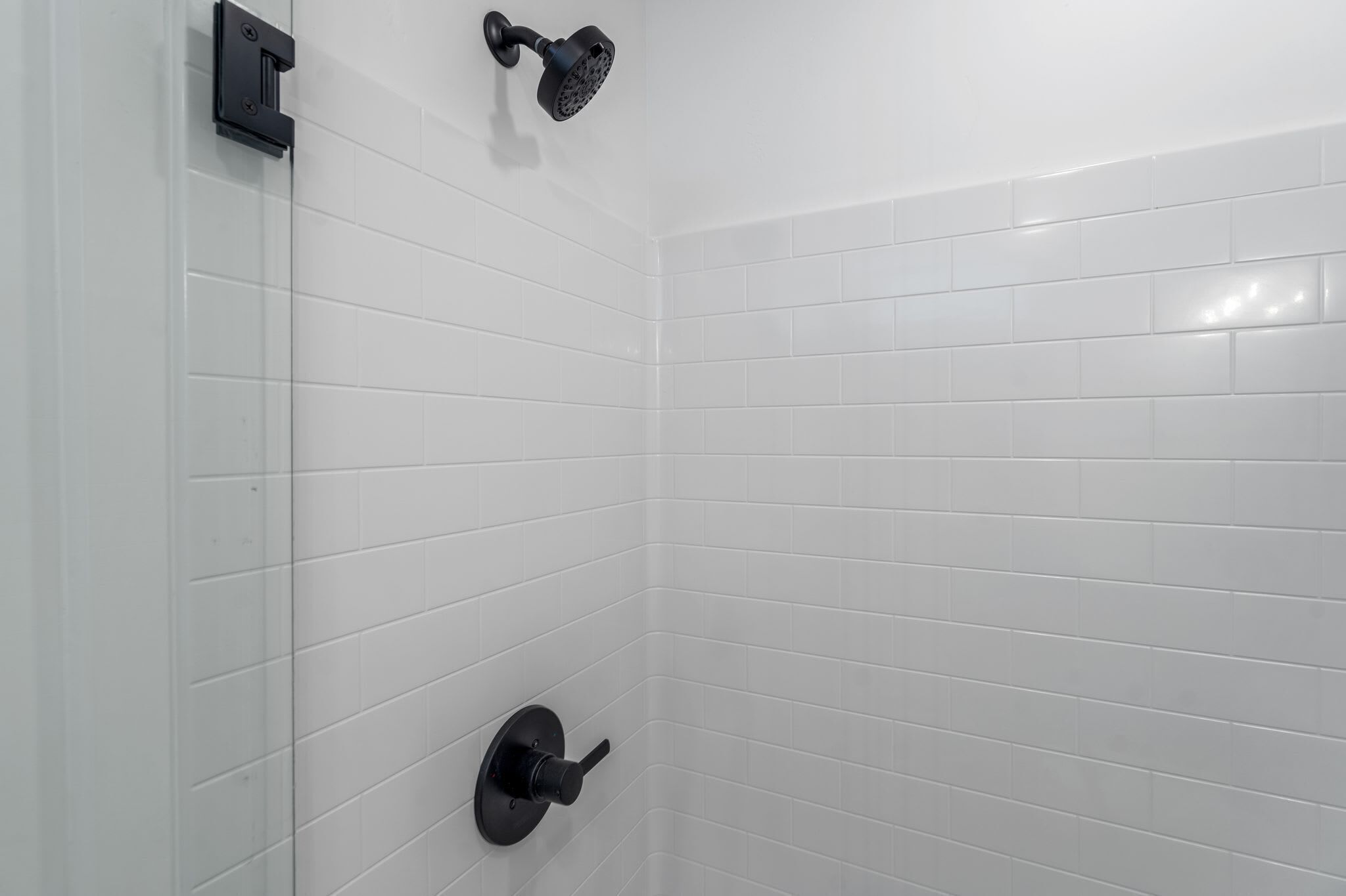 Dusche, Haartrockner, Handtücher, Shampoo