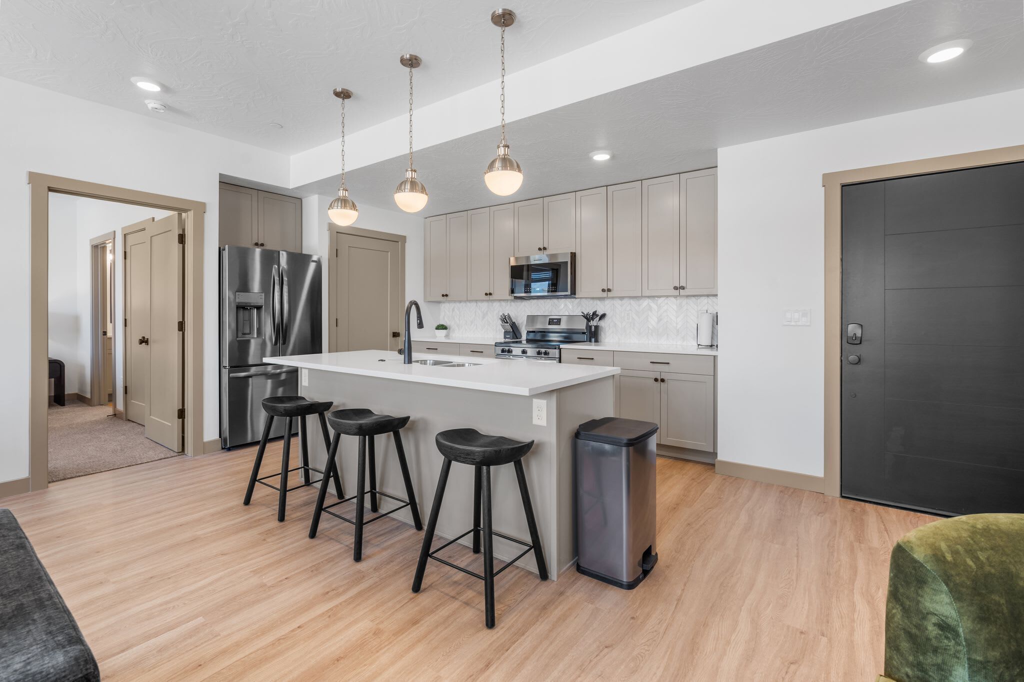 Réfrigérateur, micro-ondes, four, plaque de cuisson