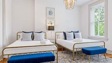 3 dormitorios, escritorio, tabla de planchar con plancha y cuna de viaje