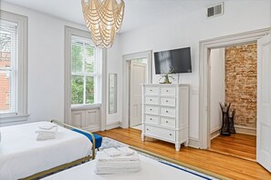 3 Schlafzimmer, Schreibtisch, Bügeleisen/Bügelbrett, Reisekinderbett