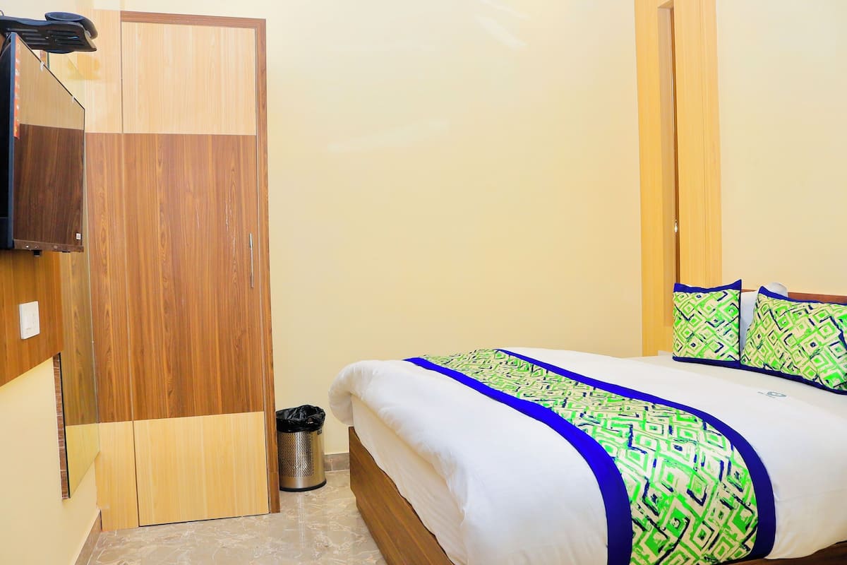 Triple Room | Desk, soundproofing