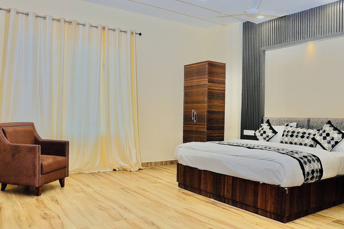 Suite | Desk, soundproofing