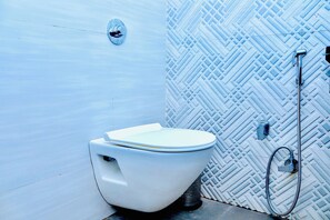 Habitació doble o amb dos llits individuals | Bany | Dutxa, sabatilles, tovalloles i sabó