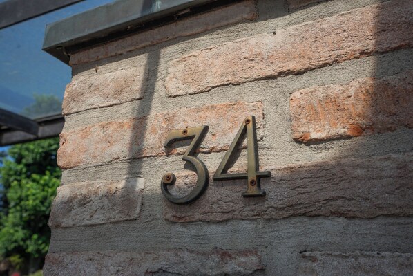 Una pared de piedra con el número 34 grabado.