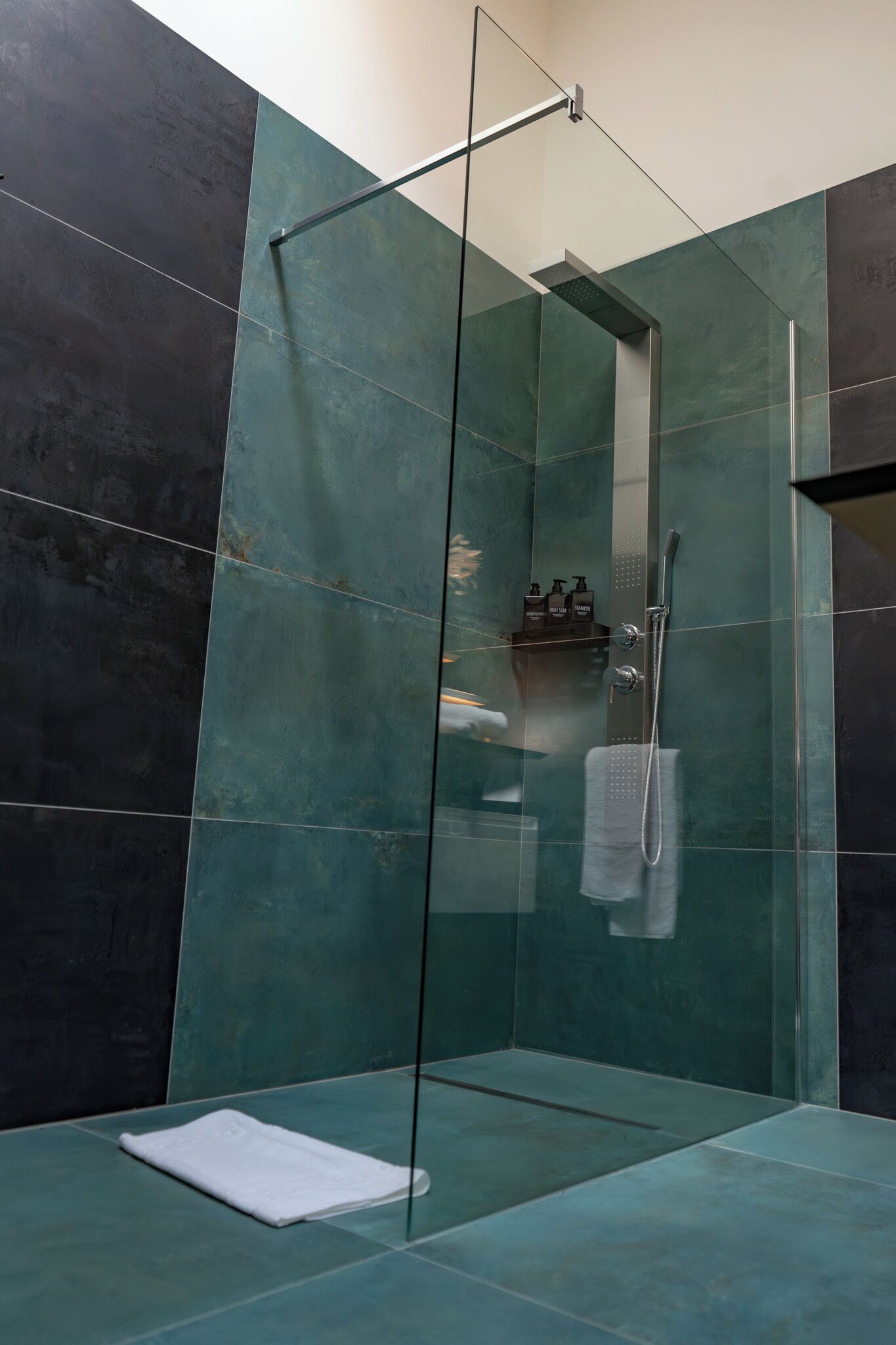 Familie vierpersoonskamer, uitzicht op tuin | Badkamer | Een douche, gratis toiletartikelen, een haardroger, pantoffels