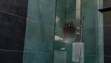 Familie vierpersoonskamer, uitzicht op tuin | Badkamer | Een douche, gratis toiletartikelen, een haardroger, pantoffels