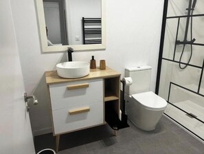Een douche, een haardroger, handdoeken, zeep