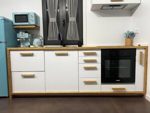 Een microgolfoven, een oven, een kookplaat