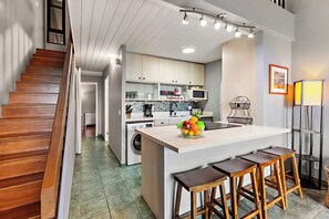 Frigorífico, microondas, placa de cocina y lavavajillas