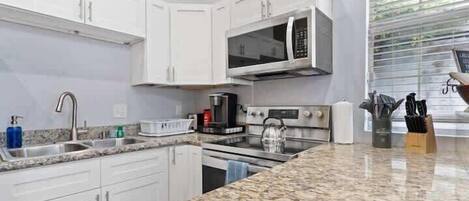 Refrigerador, microondas, horno, placa de cocina