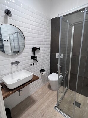 Camera Matrimoniale King Deluxe | Bathroom | Shower, free toiletries, hair dryer, towels - Medusa Duomo Guest House (Naples)