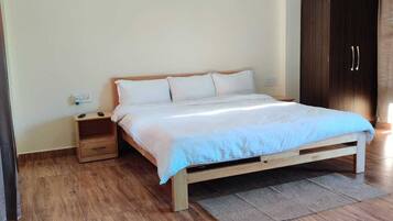 Standard Room | Desk